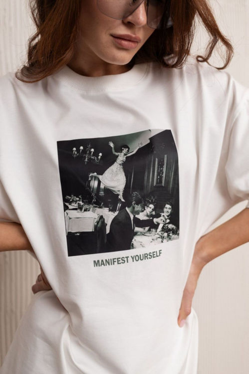  Зображення Жіноча футболка  оверсайз з принтом  “MANIFEST YOURSELF” 