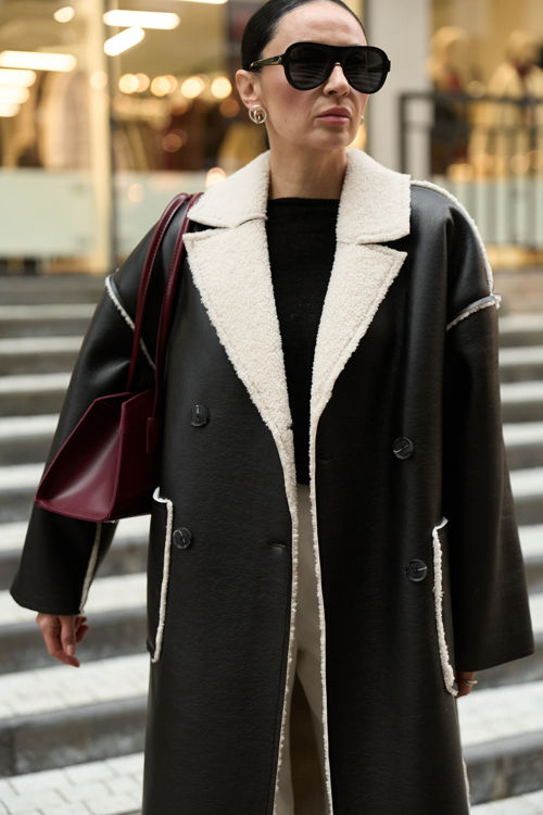  Зображення Жіноча дублянка подовжена -чорна з молочним хутром 