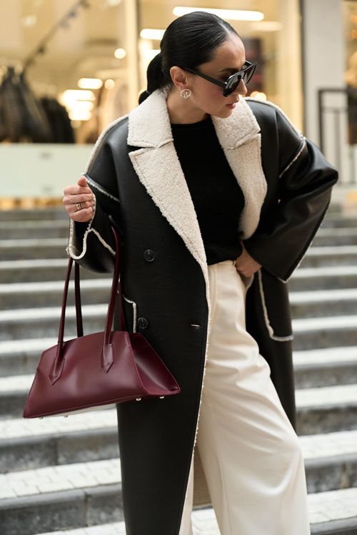  Зображення Жіноча дублянка подовжена -чорна з молочним хутром 