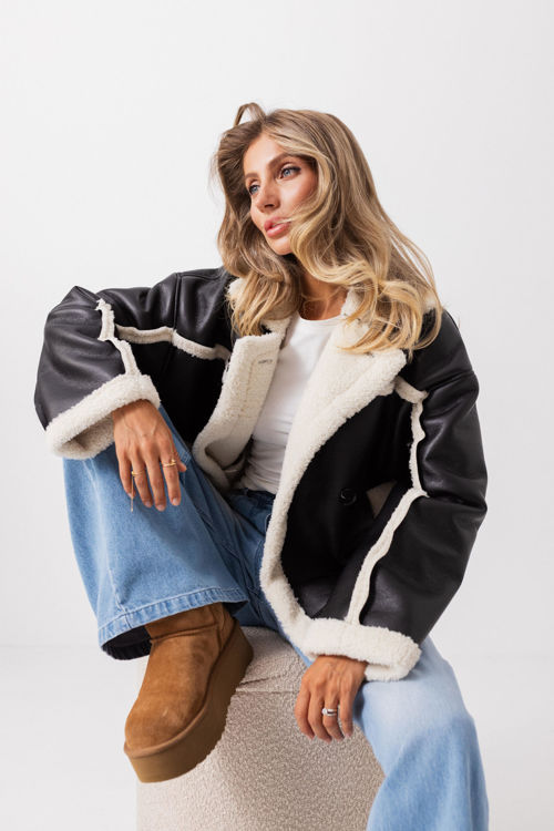  Зображення Жіноча дублянка з хутром чорна з молочним хутром 