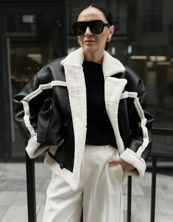  Зображення Жіноча дублянка з хутром чорна з молочним хутром 