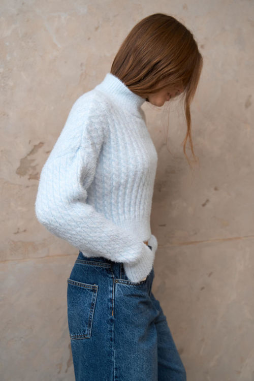  Зображення Плетений вкорочений светр з горловиною 