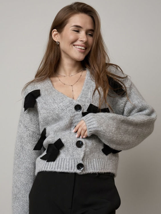  Зображення Вʼязаний сірий кардиган, прикрашений чорними бантиками 