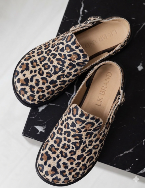  Зображення Клоги на ремінці з анімалістичним принтом (леопард) 